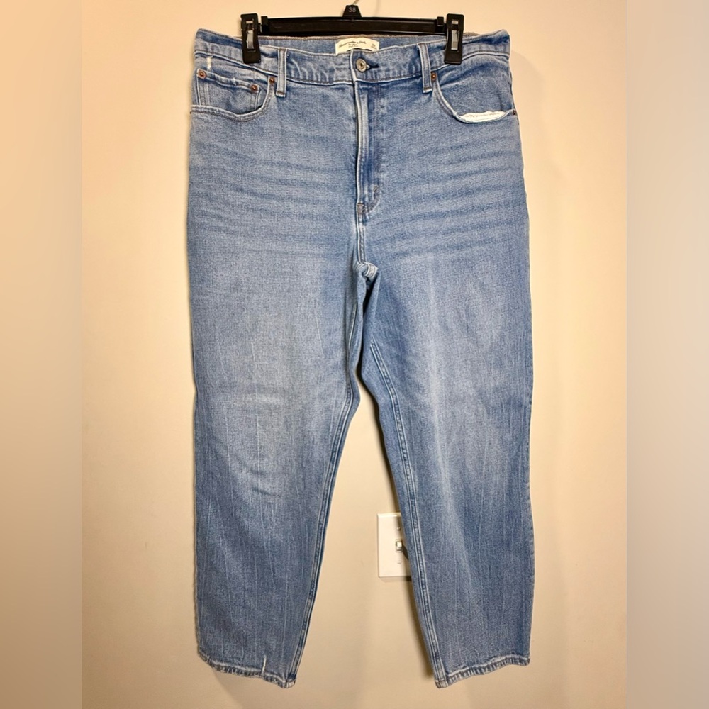 LIKE NEW Abercrombie & Fitch High Rise Mom Jeans - Size 31